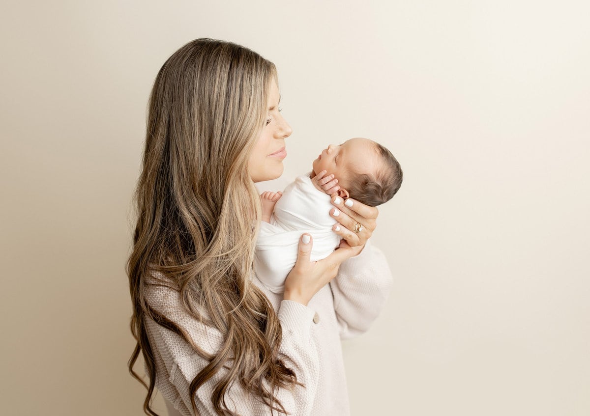mom and newborn baby photos