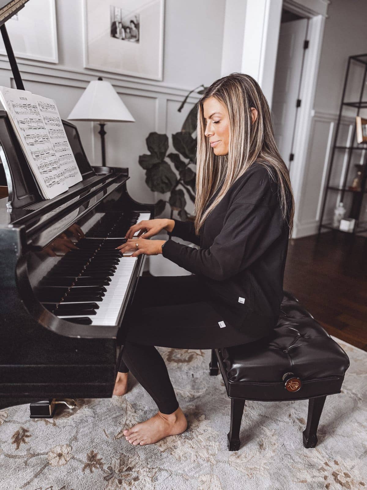 Corrine wearing vuori daily leggings