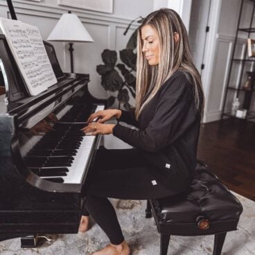 corrine wearing vuori